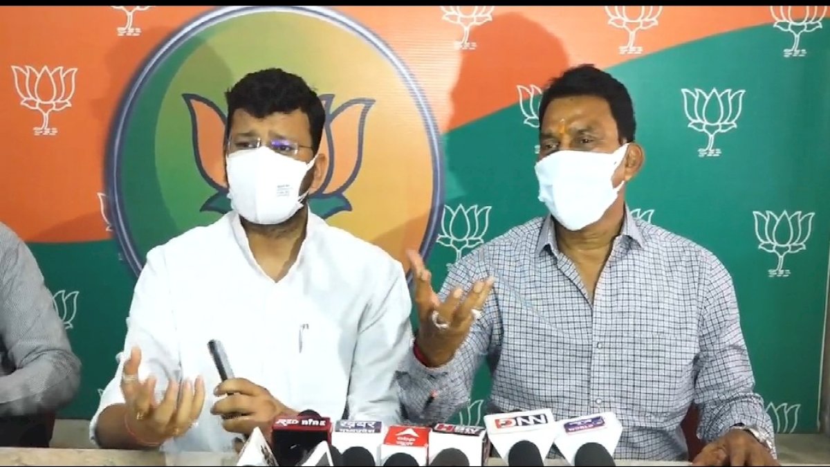 रेमडेसिविर की किल्लत के सवाल पर प्रेस कॉन्फ्रेंस बीच में छोड़ कर भागे तुलसी सिलावट और गौरव रणदिवे रेमडेसिविर की किल्लत के सवाल पर प्रेस कॉन्फ्रेंस बीच में छोड़ कर भागे तुलसी सिलावट और गौरव रणदिवे