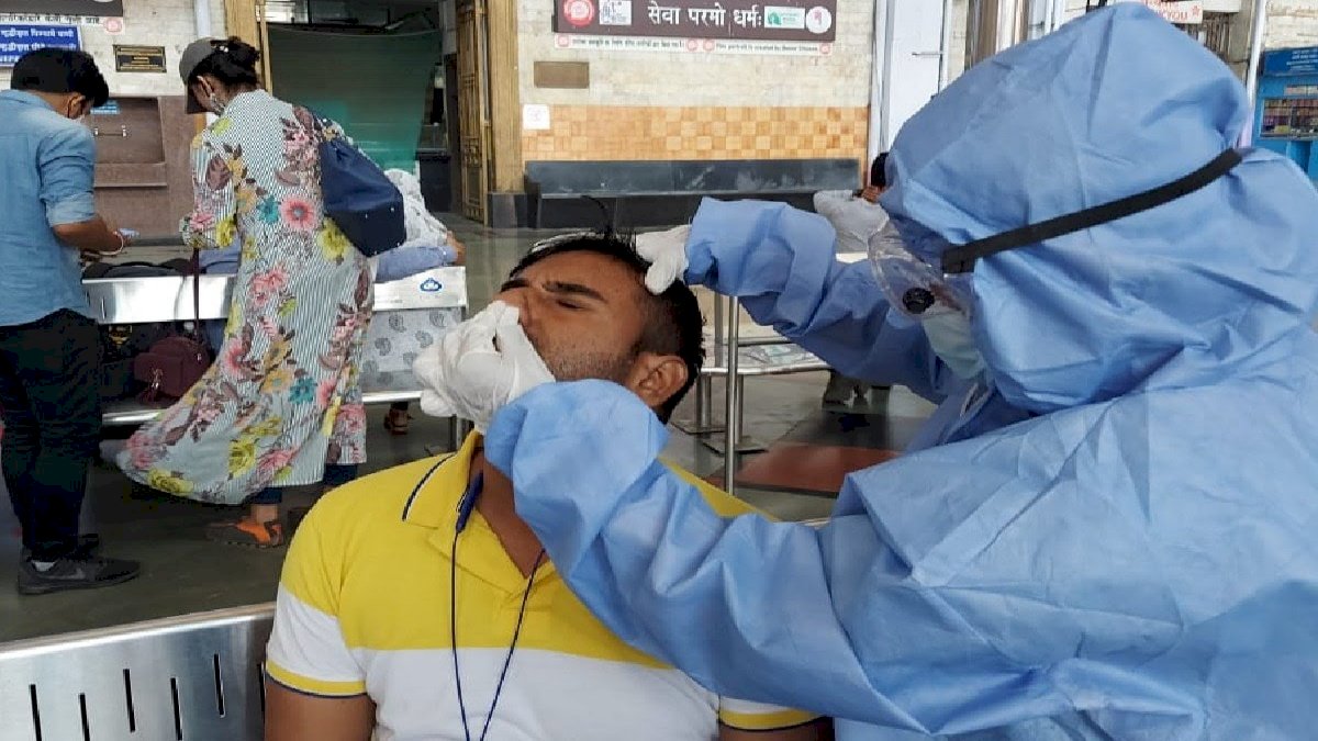 बंगाल में हर चौथा व्यक्ति कोरोना से संक्रमित, कोलकाता में पॉज़िटिविटी रेट 50 फीसदी के पार बंगाल में हर चौथा व्यक्ति कोरोना से संक्रमित, कोलकाता में पॉज़िटिविटी रेट 50 फीसदी के पार
