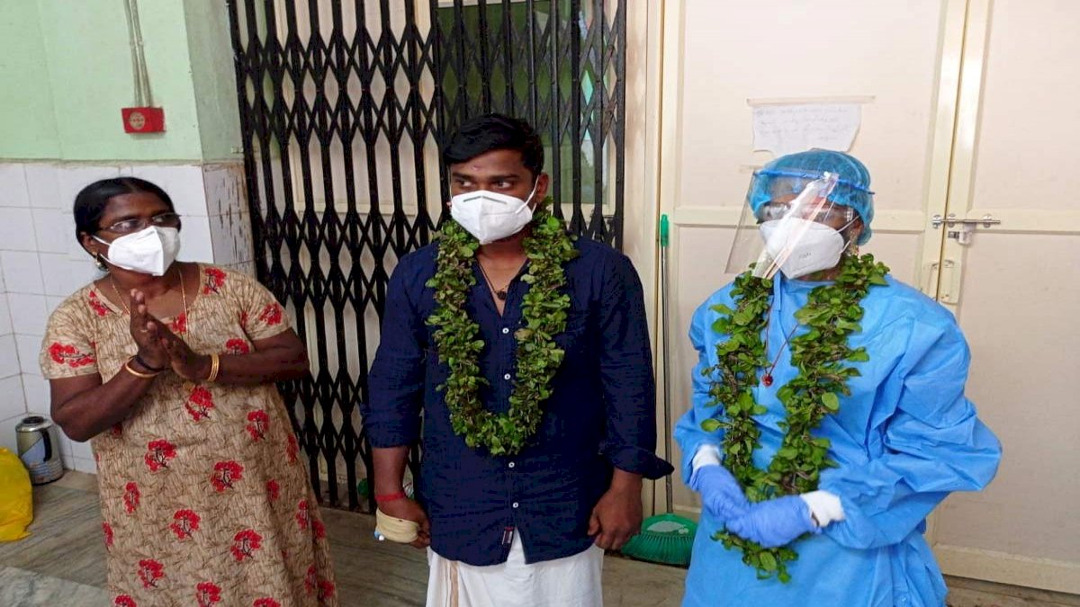 केरल में हुआ अनोखा विवाह, कोविड अस्पताल में PPE किट पहनकर दुल्हन ने कोरोना पॉजिटिव दूल्हे से की शादी केरल में हुआ अनोखा विवाह, कोविड अस्पताल में PPE किट पहनकर दुल्हन ने कोरोना पॉजिटिव दूल्हे से की शादी