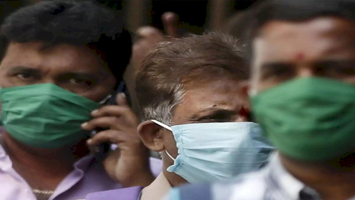 देश में हर मिनट मिल रहे 243 नए कोरोना संक्रमण के मामले, बचाव के लिए अब घर में भी मास्क पहनने की नसीहत देश में हर मिनट मिल रहे 243 नए कोरोना संक्रमण के मामले, बचाव के लिए अब घर में भी मास्क पहनने की नसीहत