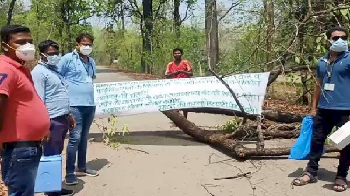 छत्तीसगढ़ में नक्सलियों ने मोबाइल टावर में लगाई आग, नक्सल ऑपरेशन के विरोध में फेंके पर्चे, रास्ता रोकने की कोशिश की छत्तीसगढ़ में नक्सलियों ने मोबाइल टावर में लगाई आग, नक्सल ऑपरेशन के विरोध में फेंके पर्चे, रास्ता रोकने की कोशिश की