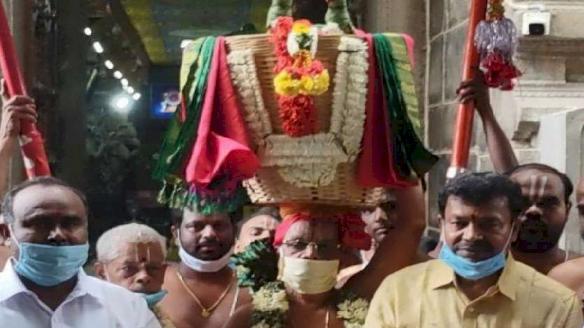 कोरोना के साए में मनाया जा रहा चिथिरई महोत्सव, भक्तों ने ऑनलाइन किए दर्शन कोरोना के साए में मनाया जा रहा चिथिरई महोत्सव, भक्तों ने ऑनलाइन किए दर्शन