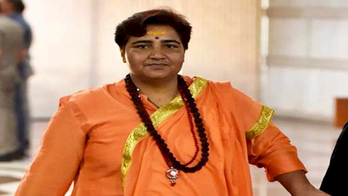कोरोना काल में लापता भोपाल सांसद प्रज्ञा ठाकुर पर कांग्रेस ने रखा 10 हजार का इनाम कोरोना काल में लापता भोपाल सांसद प्रज्ञा ठाकुर पर कांग्रेस ने रखा 10 हजार का इनाम
