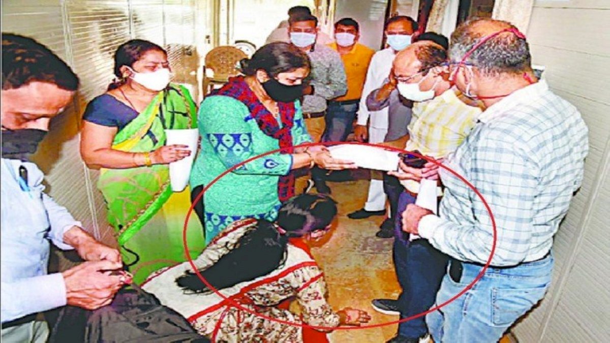 नोएडा: रेमडेसिविर के लिए महिलाओं ने पड़े सीएमओ के पैर, सीएमओ ने धमकाते हुए कहा, दोबारा आईं तो जेल भेज दूंगा नोएडा: रेमडेसिविर के लिए महिलाओं ने पड़े सीएमओ के पैर, सीएमओ ने धमकाते हुए कहा, दोबारा आईं तो जेल भेज दूंगा