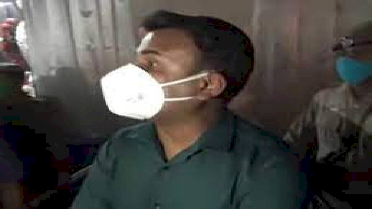 त्रिपुरा: शादी में लट्ठ चलवाने वाले डीएम शैलेश कुमार यादव पर गिरी गाज, निलंबित किए गए त्रिपुरा: शादी में लट्ठ चलवाने वाले डीएम शैलेश कुमार यादव पर गिरी गाज, निलंबित किए गए