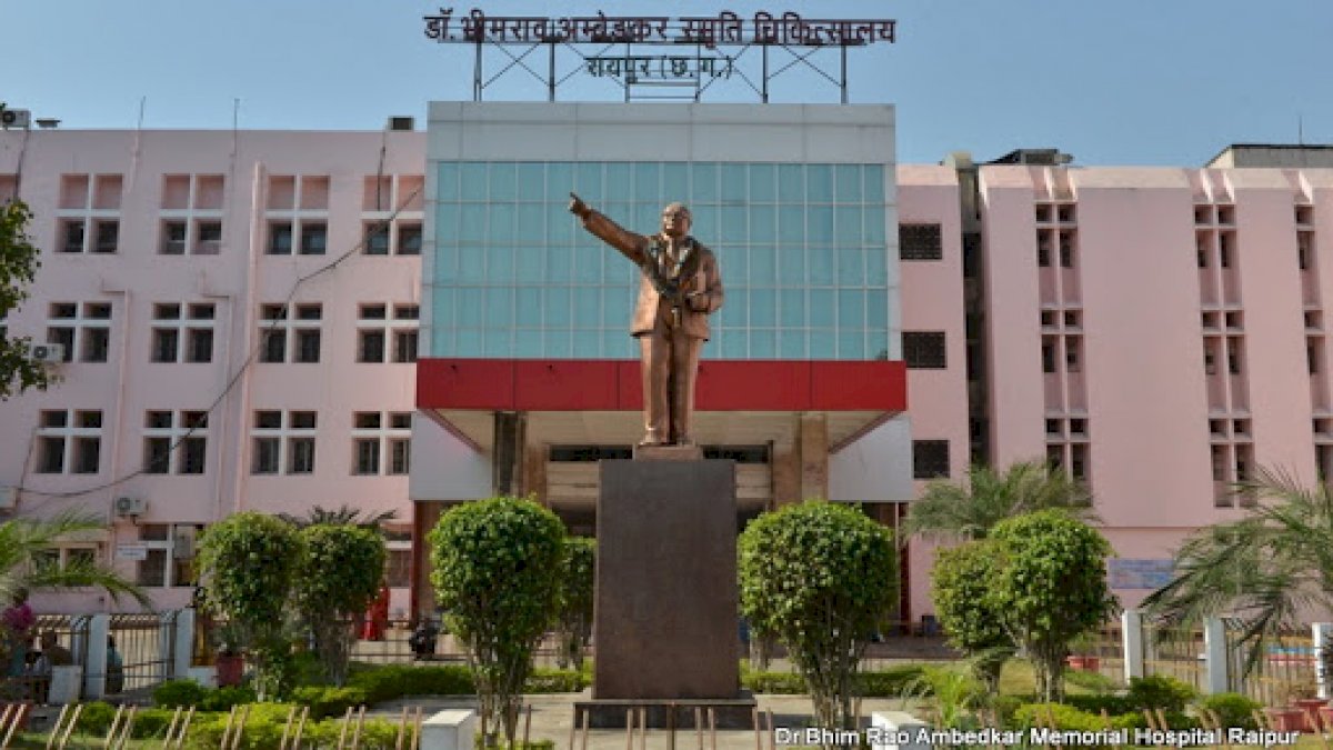रायपुर के अंबेडकर अस्पताल में डाक्टरों की लापरवाही, जिंदा बुजुर्ग महिला को बताया मृत, अंतिम संस्कार के दौरान लौटी सांसें रायपुर के अंबेडकर अस्पताल में डाक्टरों की लापरवाही, जिंदा बुजुर्ग महिला को बताया मृत, अंतिम संस्कार के दौरान लौटी सांसें