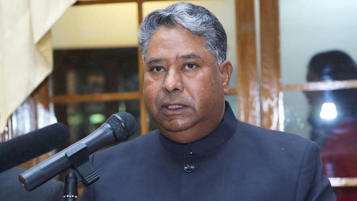 अस्पताल के गेट पर टूटा पूर्व राजनयिक अशोक अमरोही का दम, परिवार ने कहा बेड तो मिला पर काग़ज़ी कार्रवाई में उखड़ गई सांसें अस्पताल के गेट पर टूटा पूर्व राजनयिक अशोक अमरोही का दम, परिवार ने कहा बेड तो मिला पर काग़ज़ी कार्रवाई में उखड़ गई सांसें