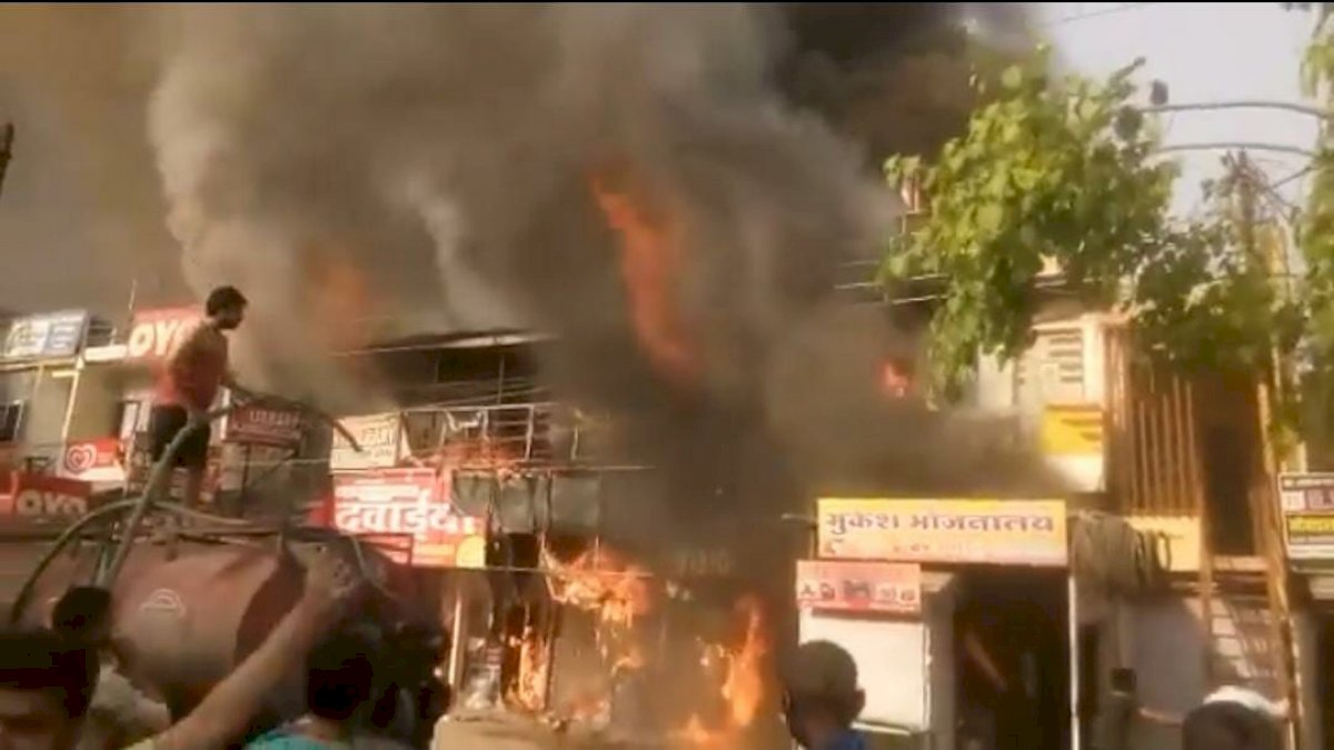 इंदौर: नवलखा इलाके में भीषण आग लगने से आधा दर्जन दुकानें राख, हादसे में एक युवक की मौत इंदौर: नवलखा इलाके में भीषण आग लगने से आधा दर्जन दुकानें राख, हादसे में एक युवक की मौत