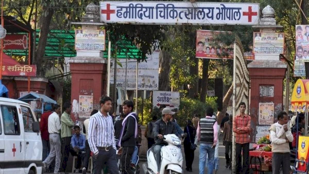 मर गई मानवता, भोपाल के हमीदिया अस्पताल में शो-बाज़ी के लिए मरीजों की जान से खिलवाड़ मर गई मानवता, भोपाल के हमीदिया अस्पताल में शो-बाज़ी के लिए मरीजों की जान से खिलवाड़