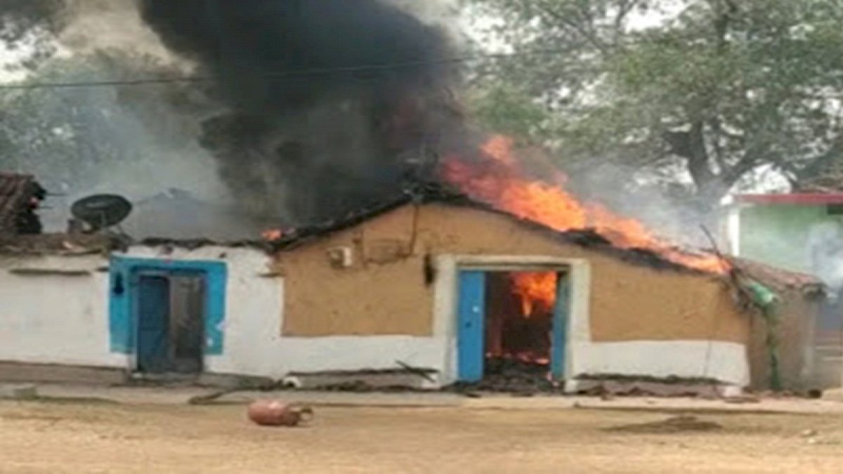 रायपुर: घर में गैस सिलेंडर फटा, पांच कच्चे मकान जलकर हुए राख, दो मजदूर घायल रायपुर: घर में गैस सिलेंडर फटा, पांच कच्चे मकान जलकर हुए राख, दो मजदूर घायल