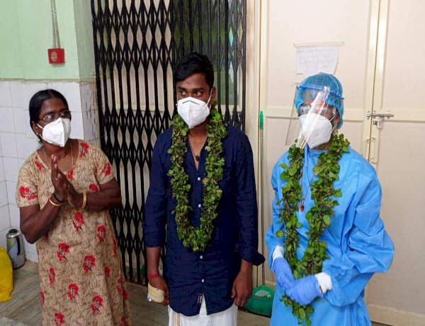 केरल में हुआ अनोखा विवाह, कोविड अस्पताल में PPE किट पहनकर दुल्हन ने कोरोना पॉजिटिव दूल्हे से की शादी