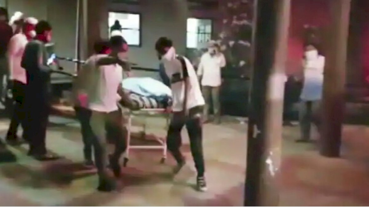 गुजरात के भरूच में बड़ा हादसा, कोविड-19 केयर सेंटर में आग लगने से 12 लोगों की मौत गुजरात के भरूच में बड़ा हादसा, कोविड-19 केयर सेंटर में आग लगने से 12 लोगों की मौत