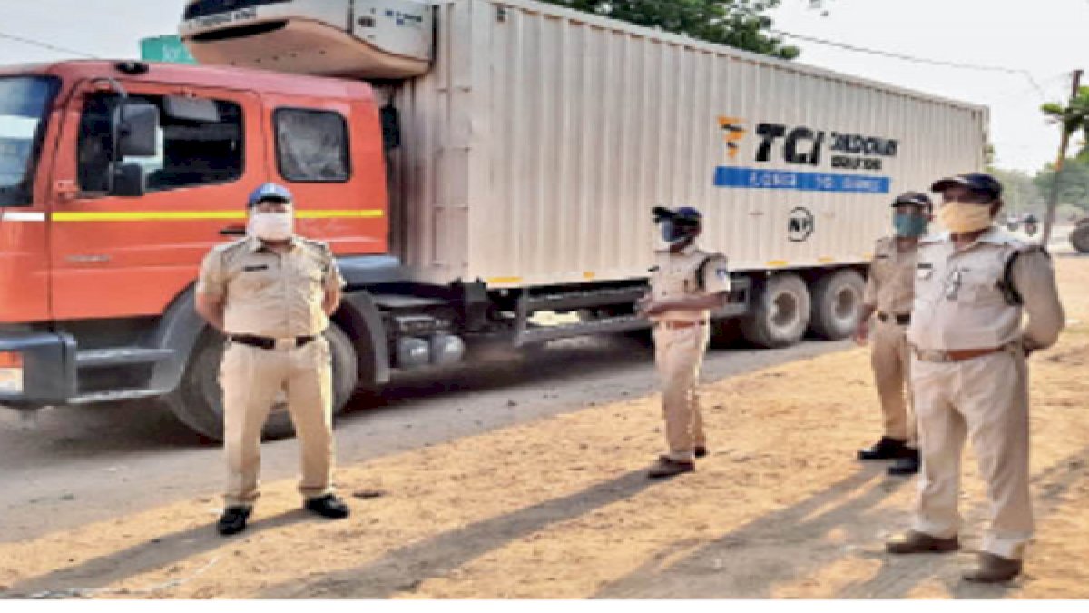 वैक्सीन की क़िल्लत के बीच नरसिंहपुर में कोवैक्सीन के 2.5 लाख डोज़ से लदा ट्रक लावारिस मिला, ड्राइवर लापता वैक्सीन की क़िल्लत के बीच नरसिंहपुर में कोवैक्सीन के 2.5 लाख डोज़ से लदा ट्रक लावारिस मिला, ड्राइवर लापता