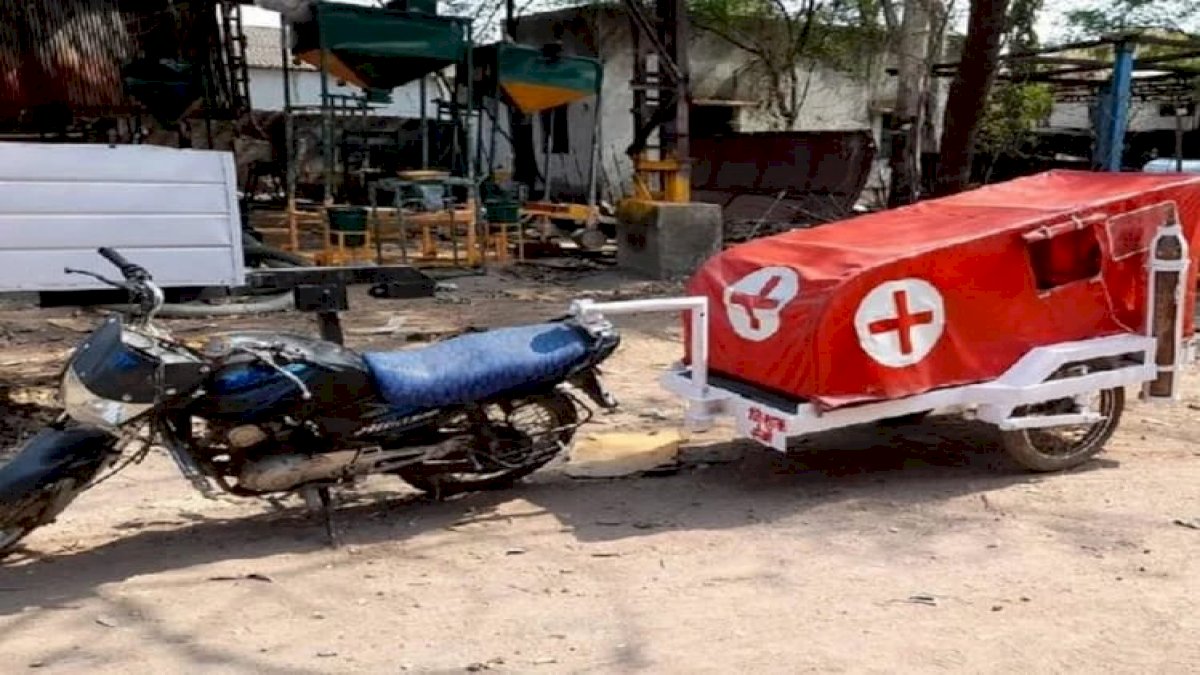 कोरोना संकट के बीच धार के इंजीनियर का कमाल, जुगाड़ से बनाई बाइक एंबुलेंस, ऑक्सीजन सिलिंडर भी मौजूद कोरोना संकट के बीच धार के इंजीनियर का कमाल, जुगाड़ से बनाई बाइक एंबुलेंस, ऑक्सीजन सिलिंडर भी मौजूद