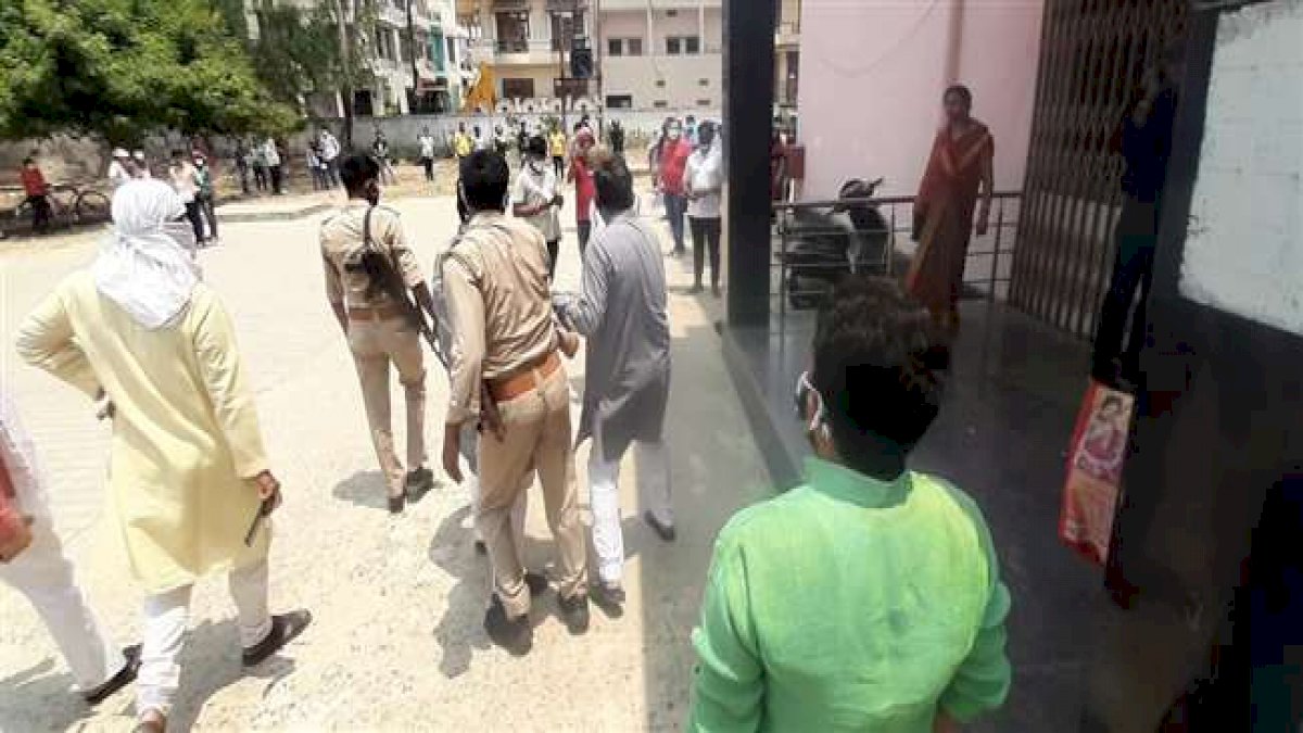 वाराणसी: कोरोना वैक्सीनेशन सेंटर पर मंत्री की दादागीरि, देर से आने पर युवक ने पूछा सवाल, मारने दौड़े मंत्री रविंद्र जायसवाल वाराणसी: कोरोना वैक्सीनेशन सेंटर पर मंत्री की दादागीरि, देर से आने पर युवक ने पूछा सवाल, मारने दौड़े मंत्री रविंद्र जायसवाल