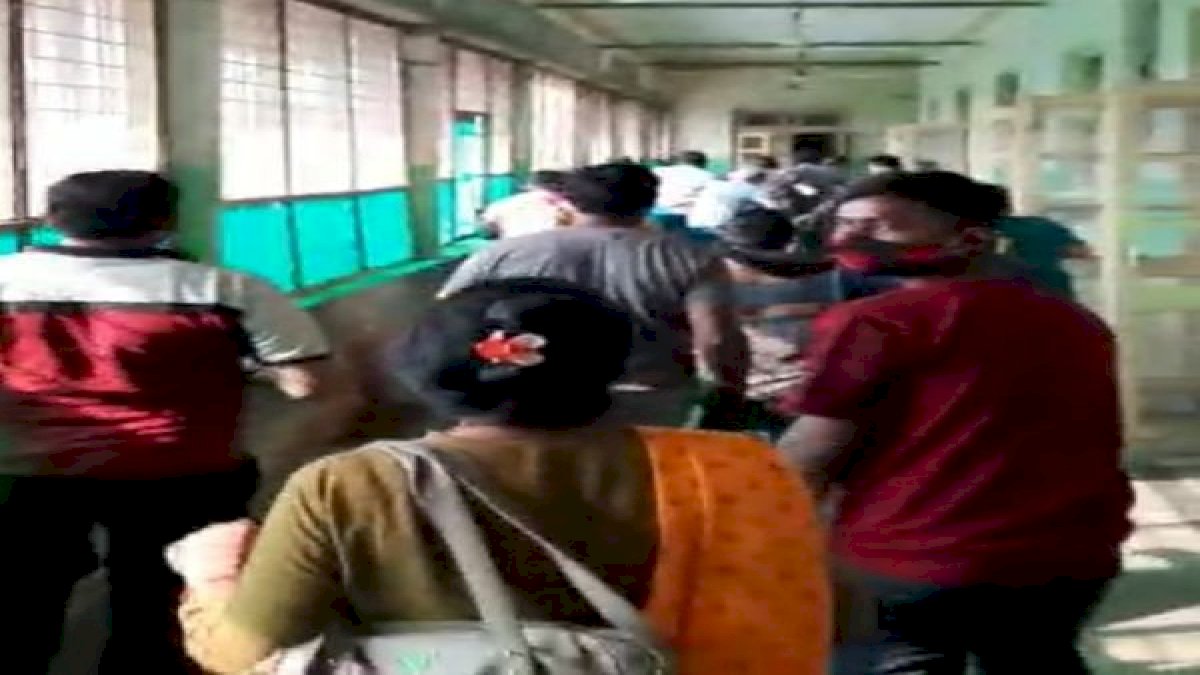 ग्वालियर: मरीज़ की मौत के बाद डेथ सर्टिफिकेट मांगना डॉक्टरों को नहीं आया रास, परिजनों को अस्पताल में ही दौड़ा दौड़ा कर पीटा ग्वालियर: मरीज़ की मौत के बाद डेथ सर्टिफिकेट मांगना डॉक्टरों को नहीं आया रास, परिजनों को अस्पताल में ही दौड़ा दौड़ा कर पीटा