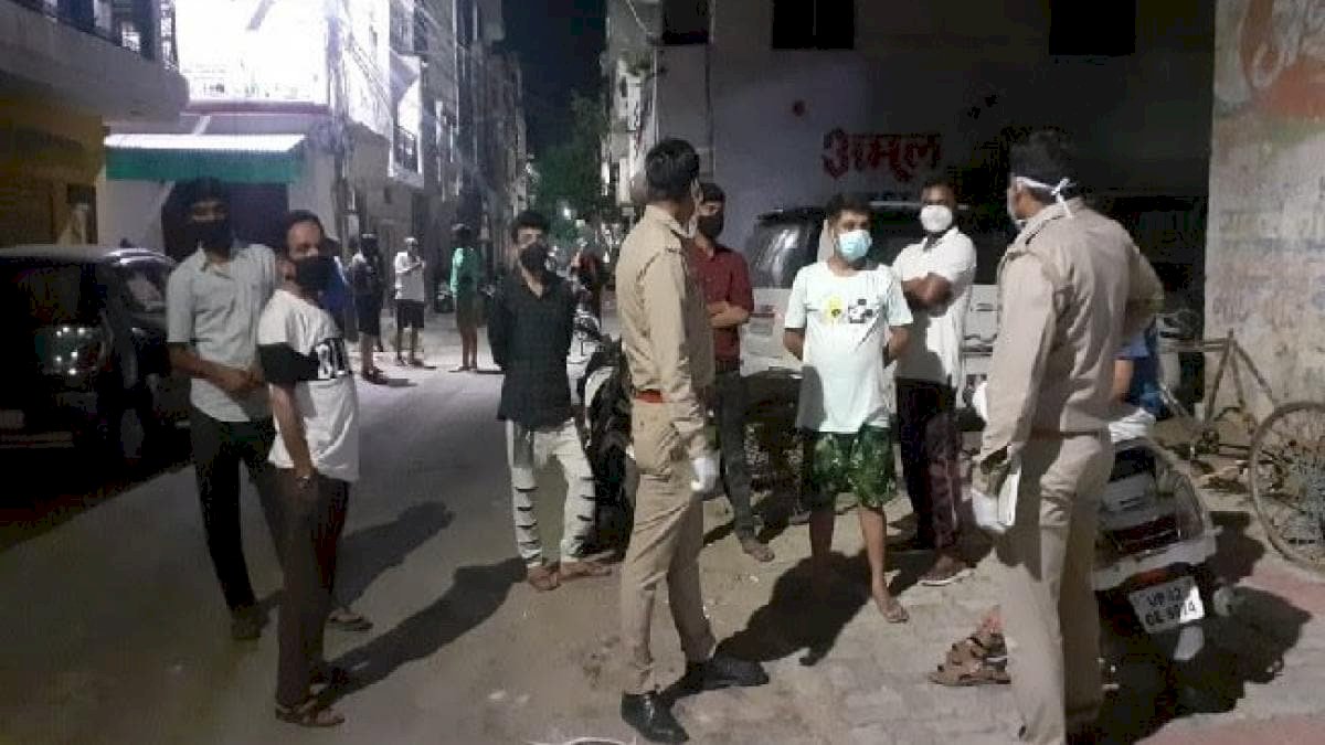 लखनऊ: इलाज के अभाव में पिता और पुत्र ने घर में ही तोड़ा दम, घर का दरवाज़ा तोड़ा तो महिला मिली जीवित लखनऊ: इलाज के अभाव में पिता और पुत्र ने घर में ही तोड़ा दम, घर का दरवाज़ा तोड़ा तो महिला मिली जीवित