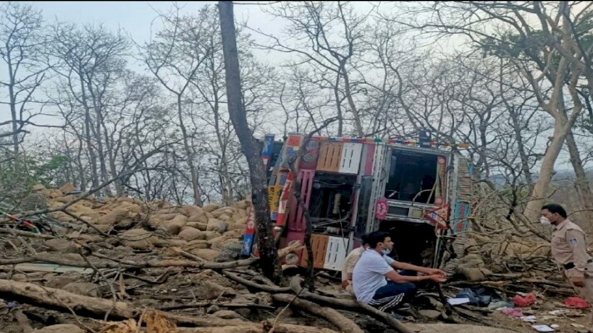 जबलपुर: 100 फिट गहरी खाई में गिरा ट्रक, 1 की मौत 5 घायल जबलपुर: 100 फिट गहरी खाई में गिरा ट्रक, 1 की मौत 5 घायल