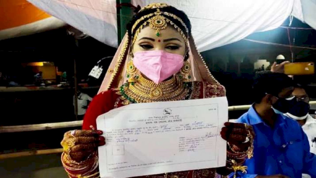 उत्तर प्रदेश: रामपुर में शादी की रस्में रोककर जीत का सर्टीफिकेट लेने पहुंची दुल्हन, पंचायत चुनाव में मिली है जीत उत्तर प्रदेश: रामपुर में शादी की रस्में रोककर जीत का सर्टीफिकेट लेने पहुंची दुल्हन, पंचायत चुनाव में मिली है जीत