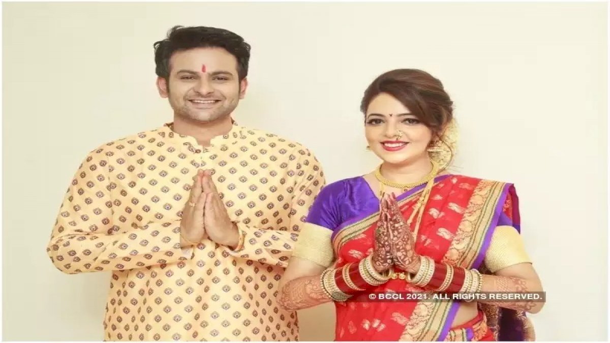 शादी के बाद बदल गया सिंगर कॉमेडियन सुगंधा मिश्रा का लुक, फैंस को पंसद आया मिसेस भोसले का नया अंदाज शादी के बाद बदल गया सिंगर कॉमेडियन सुगंधा मिश्रा का लुक, फैंस को पंसद आया मिसेस भोसले का नया अंदाज