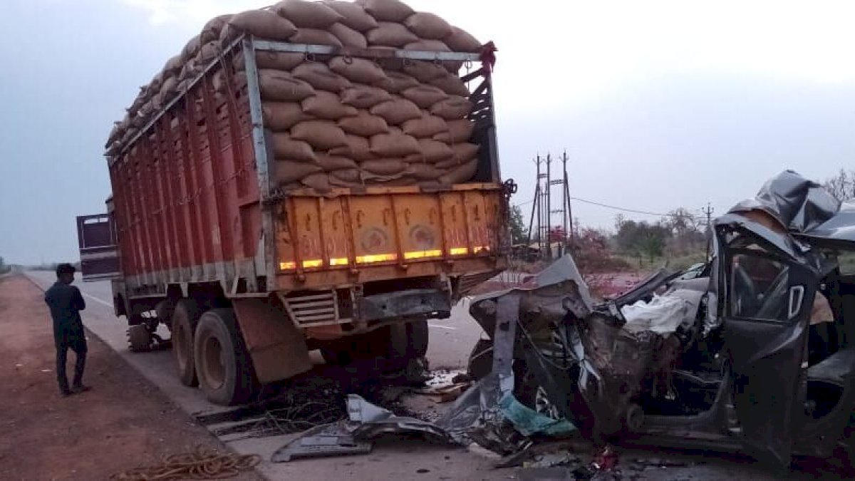 जबलपुर: ट्रक और कार की टक्कर, हादसे में महिला आरक्षक की मौत, 2 की हालत गंभीर जबलपुर: ट्रक और कार की टक्कर, हादसे में महिला आरक्षक की मौत, 2 की हालत गंभीर