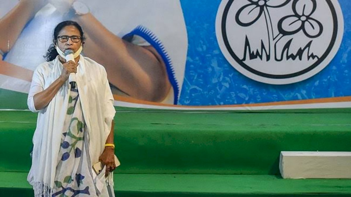 सत्ता संभालते ही एक्शन मोड में आईं ममता, बंगाल के डीजीपी और एडीजी बदले सत्ता संभालते ही एक्शन मोड में आईं ममता, बंगाल के डीजीपी और एडीजी बदले
