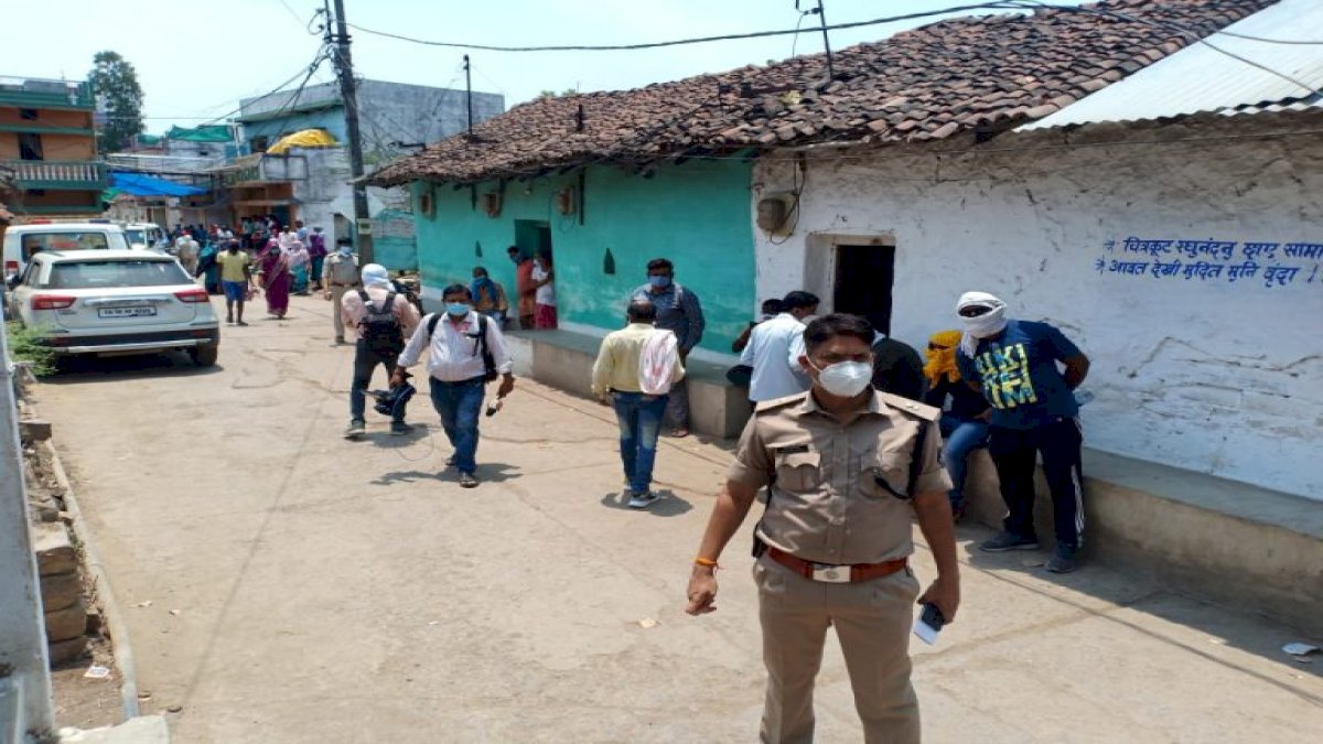 बिलासपुर: महुआ शराब में होम्योपैथी कफ सीरफ मिलाकर पीने से 8 लोगों की मौत, 5 की हालत गंभीर बिलासपुर: महुआ शराब में होम्योपैथी कफ सीरफ मिलाकर पीने से 8 लोगों की मौत, 5 की हालत गंभीर