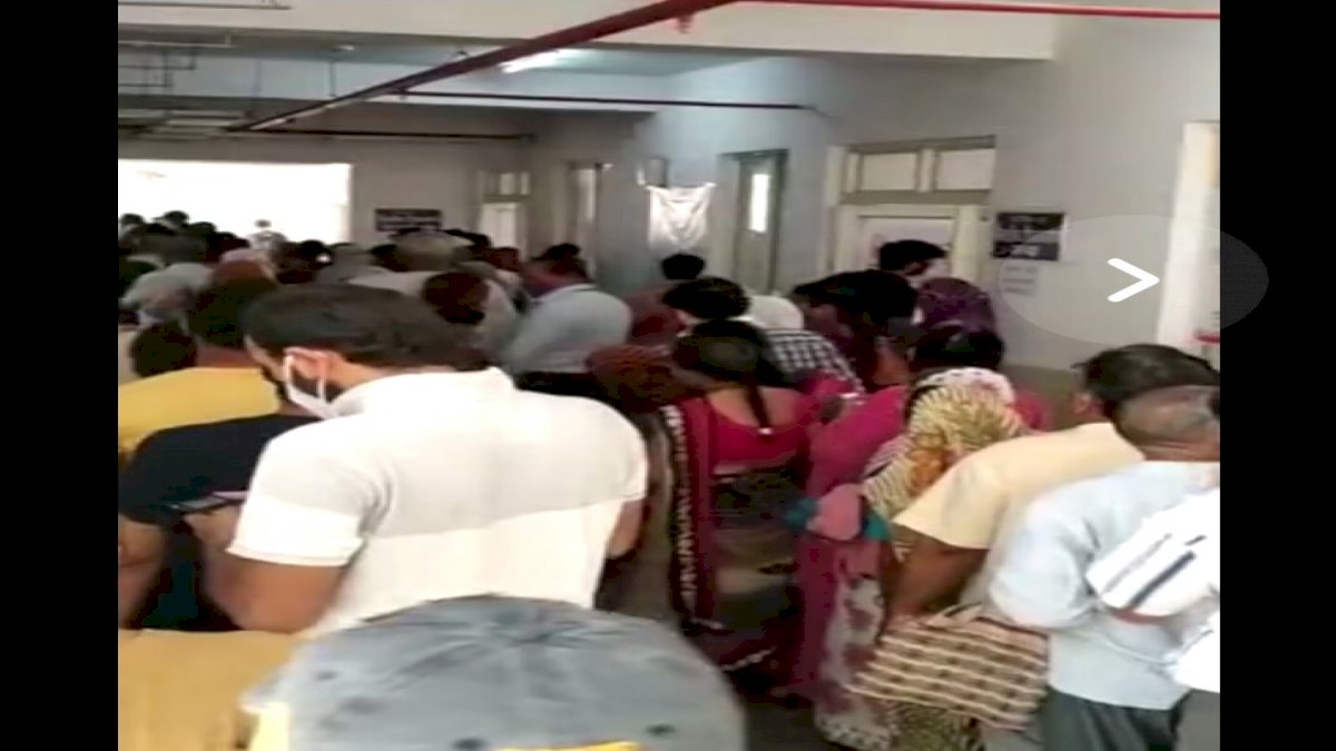 खंडवा जिला अस्पताल में दिखी लापरवाही, वैक्सीन के लिए उमड़ी भीड़ खंडवा जिला अस्पताल में दिखी लापरवाही, वैक्सीन के लिए उमड़ी भीड़