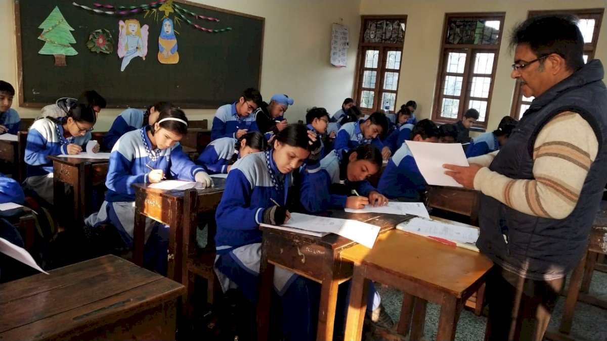 छत्तीसगढ़ के प्राइवेट स्कूलों ने की मांग, कोरोना से आर्थिक संकट में आए परिवारों के बच्चों को गरीब घोषित करे सरकार छत्तीसगढ़ के प्राइवेट स्कूलों ने की मांग, कोरोना से आर्थिक संकट में आए परिवारों के बच्चों को गरीब घोषित करे सरकार