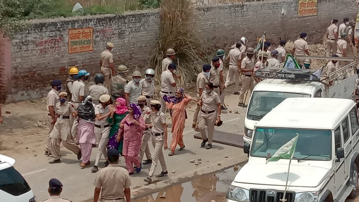 CM खट्टर का विरोध कर रहे किसानों के साथ बर्बरता, राकेश टिकैत ने किया हिसार कूच CM खट्टर का विरोध कर रहे किसानों के साथ बर्बरता, राकेश टिकैत ने किया हिसार कूच
