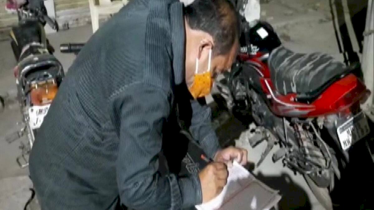 मध्यप्रदेश में कोरोना कर्फ्यू तोड़ने पर अजीबोगरीब सजा, लिखना होगा राम नाम मध्यप्रदेश में कोरोना कर्फ्यू तोड़ने पर अजीबोगरीब सजा, लिखना होगा राम नाम