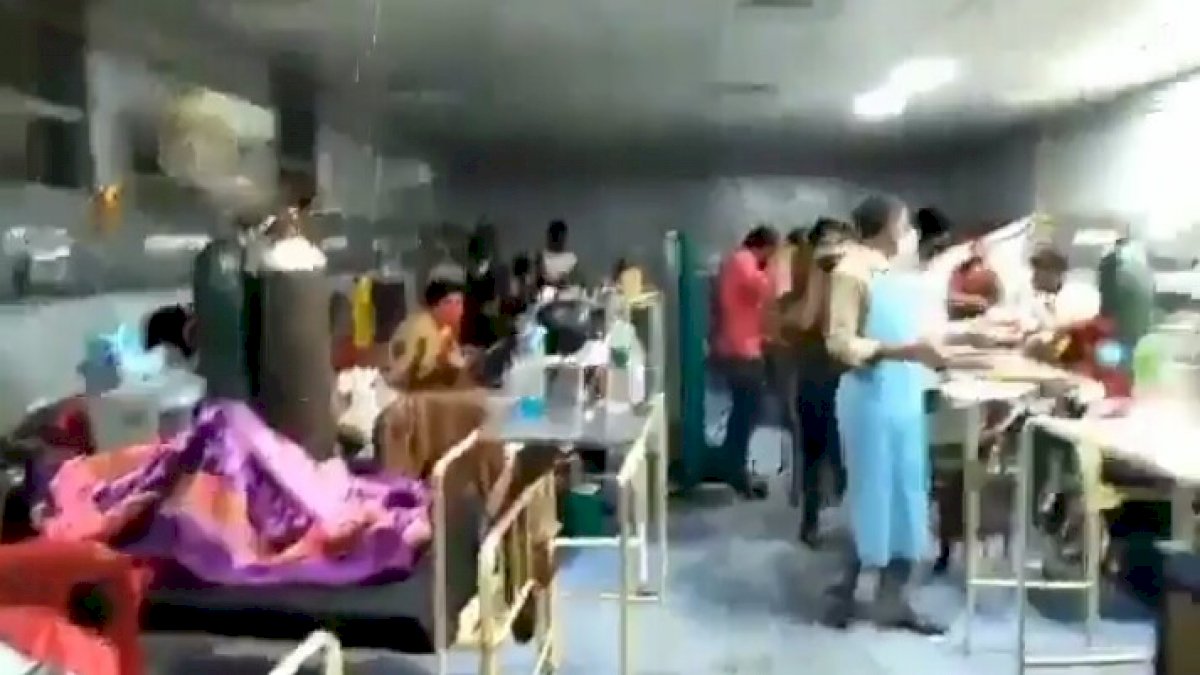 राजगढ़ जिला अस्पताल में कोरोना वार्ड हुआ पानी-पानी, कांग्रेस नेताओं ने कहा, शिवराज चौहान का विकास चू रहा है राजगढ़ जिला अस्पताल में कोरोना वार्ड हुआ पानी-पानी, कांग्रेस नेताओं ने कहा, शिवराज चौहान का विकास चू रहा है