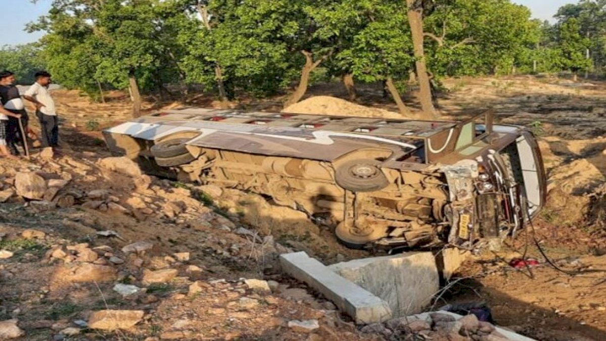 रायपुर से गढ़वा जा रही बस सड़क हादसे का शिकार, 15 यात्री घायल रायपुर से गढ़वा जा रही बस सड़क हादसे का शिकार, 15 यात्री घायल