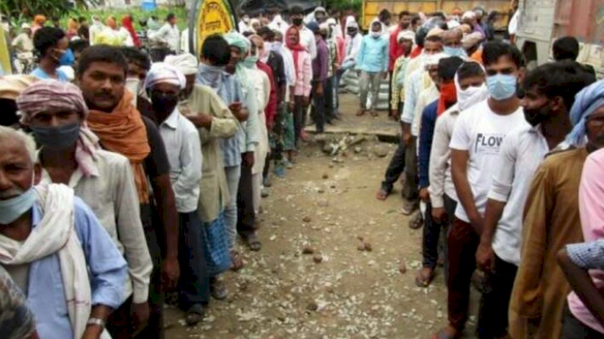 MP: शिवराज सरकार ने खाद के दाम 1200 से 1900 किए, पुराना स्टॉक खरीदने किसानों ने लगाई भीड़ MP: शिवराज सरकार ने खाद के दाम 1200 से 1900 किए, पुराना स्टॉक खरीदने किसानों ने लगाई भीड़