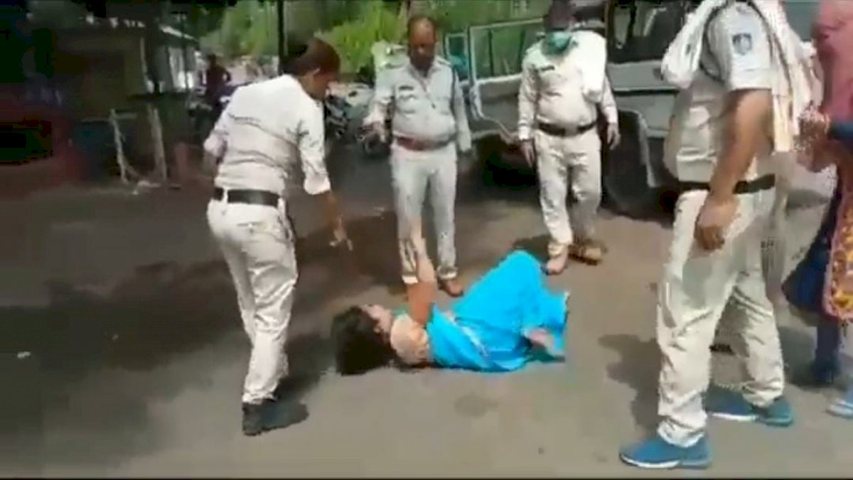 मास्क नहीं पहनने पर महिला की पिटाई, ये मध्यप्रदेश की पुलिस है साहब, इसका जोर गरीब जनता पर ही चलता है मास्क नहीं पहनने पर महिला की पिटाई, ये मध्यप्रदेश की पुलिस है साहब, इसका जोर गरीब जनता पर ही चलता है