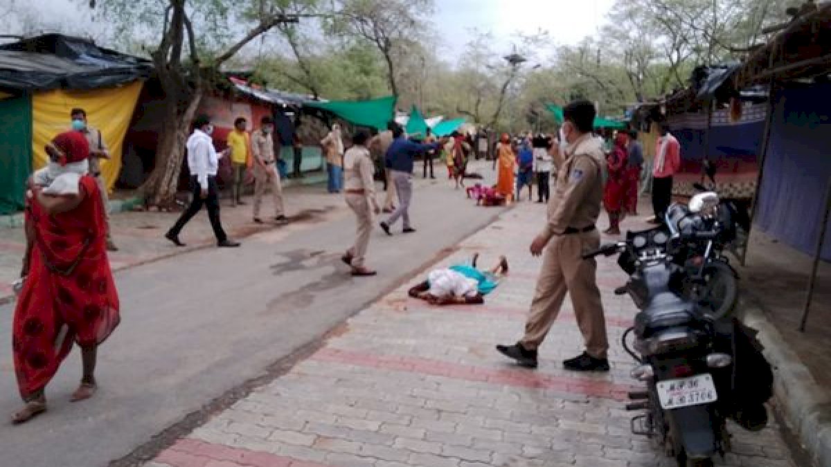 अंधविश्वास का वायरस: सपने में माता बोलीं- लोग जल चढ़ाएं, नहीं होगा कोरोना, जल लेकर उमड़ा लोगों का हुजूम अंधविश्वास का वायरस: सपने में माता बोलीं- लोग जल चढ़ाएं, नहीं होगा कोरोना, जल लेकर उमड़ा लोगों का हुजूम