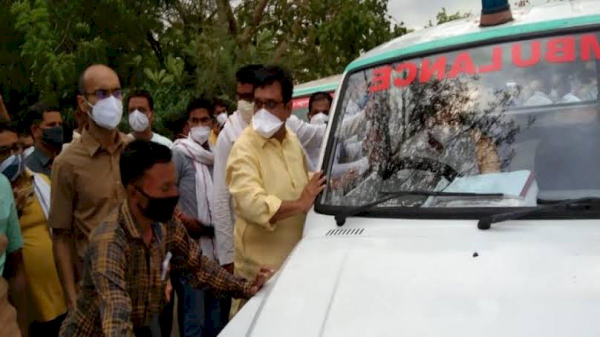 वन मंत्री के धक्का लगाने के बावजूद नहीं चालू हुई एम्बुलेंस, क्षेत्र के लोगों को एम्बुलेंस देने का किया था वादा वन मंत्री के धक्का लगाने के बावजूद नहीं चालू हुई एम्बुलेंस, क्षेत्र के लोगों को एम्बुलेंस देने का किया था वादा