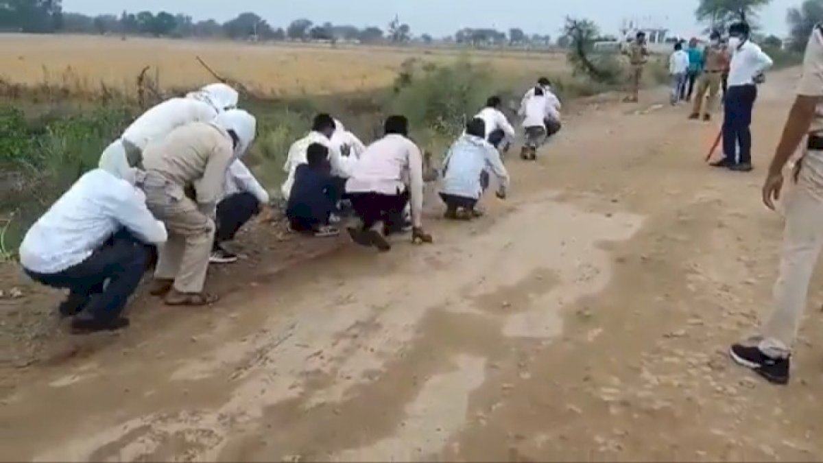 मेहमान बनकर आए थे, मेंढ़क बनकर लौटे, पुलिस ने बारातियों से कराई मेंढ़क कूद, देखें वीडियो मेहमान बनकर आए थे, मेंढ़क बनकर लौटे, पुलिस ने बारातियों से कराई मेंढ़क कूद, देखें वीडियो