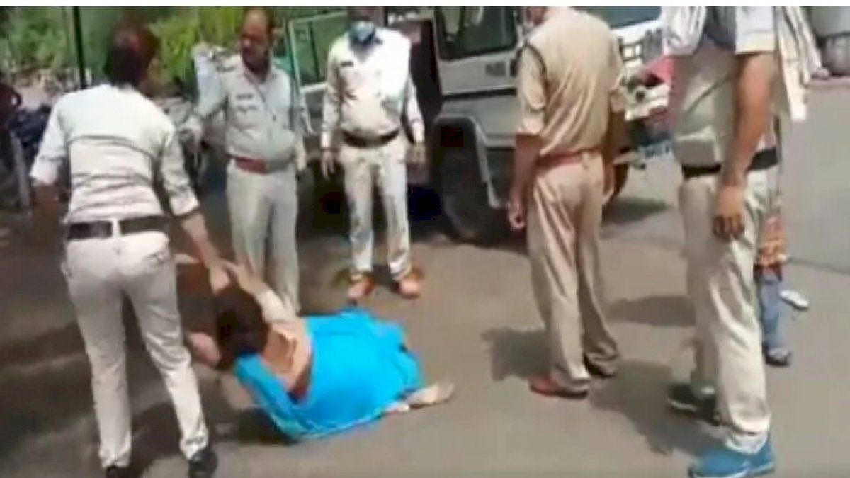 सागर पुलिस का अमानवीय चेहरा, मास्क न लगाने पर महिला से मारपीट, बालों को पकड़कर घसीटा, मामले में दो पुलिसकर्मी निलंबित सागर पुलिस का अमानवीय चेहरा, मास्क न लगाने पर महिला से मारपीट, बालों को पकड़कर घसीटा, मामले में दो पुलिसकर्मी निलंबित