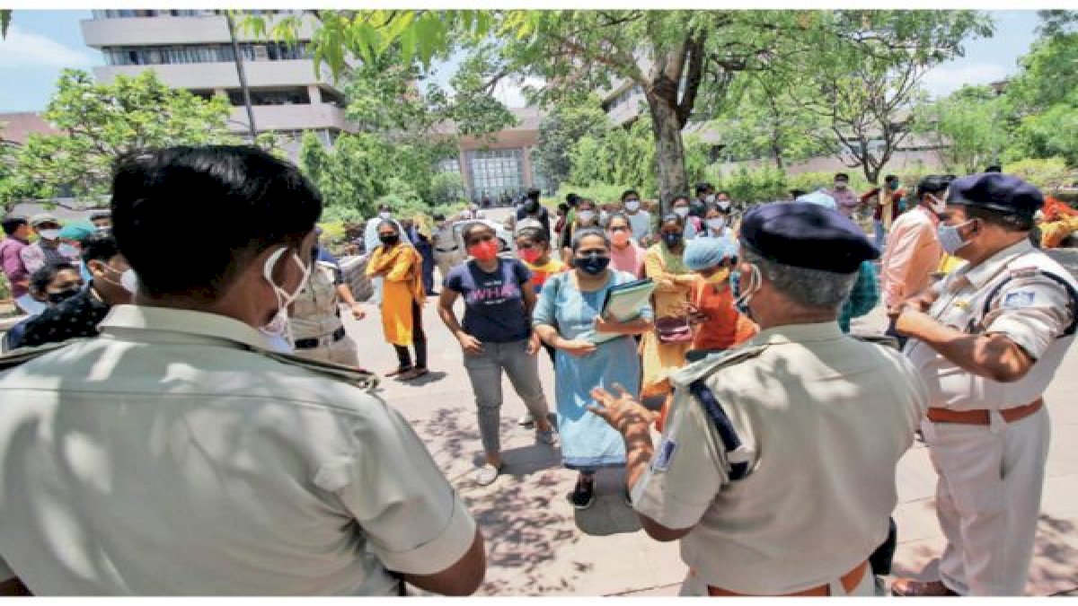 धरना कर रही नर्सों को पुलिसकर्मी ने धमकाया, टीआई ने कहा, जूते खाकर मानेगी क्या धरना कर रही नर्सों को पुलिसकर्मी ने धमकाया, टीआई ने कहा, जूते खाकर मानेगी क्या