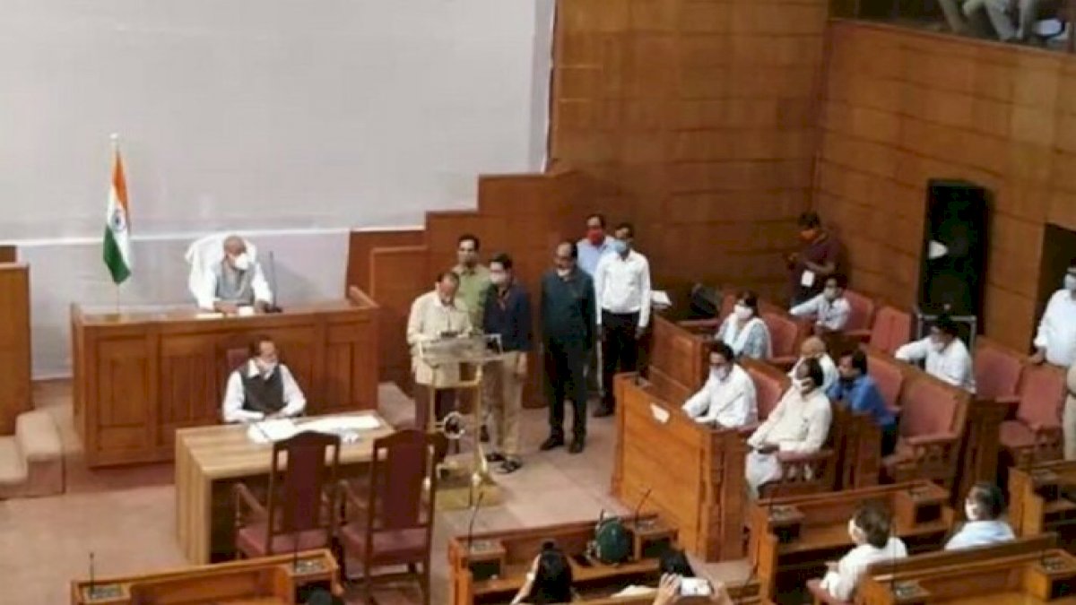 कांग्रेस के नवनिर्वाचित विधायक अजय टंडन पहुंचे विधानसभा, विधायक पद की ली शपथ कांग्रेस के नवनिर्वाचित विधायक अजय टंडन पहुंचे विधानसभा, विधायक पद की ली शपथ