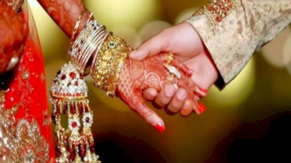 दुल्हन के घर बारात लेकर पहुंचने से पहले दूल्हा पहुंचा हवालात, इंदौर में कोरोना नियमों को ताक पर रखकर हो रही थी मंडप की रस्में दुल्हन के घर बारात लेकर पहुंचने से पहले दूल्हा पहुंचा हवालात, इंदौर में कोरोना नियमों को ताक पर रखकर हो रही थी मंडप की रस्में