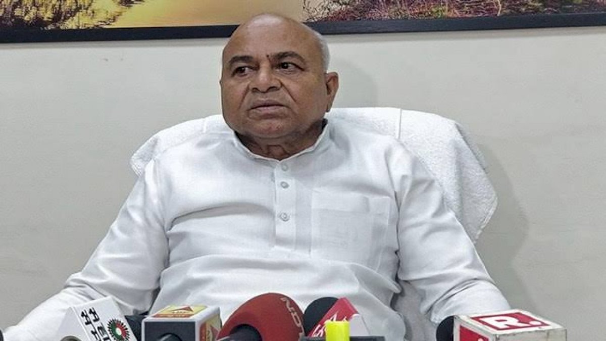 कोविड क्राइसिस मैनेजमेंट ग्रुप में अपराधियों को शामिल करने पर बिफरे गोविंद सिंह, खुद को समिति से किया अलग कोविड क्राइसिस मैनेजमेंट ग्रुप में अपराधियों को शामिल करने पर बिफरे गोविंद सिंह, खुद को समिति से किया अलग