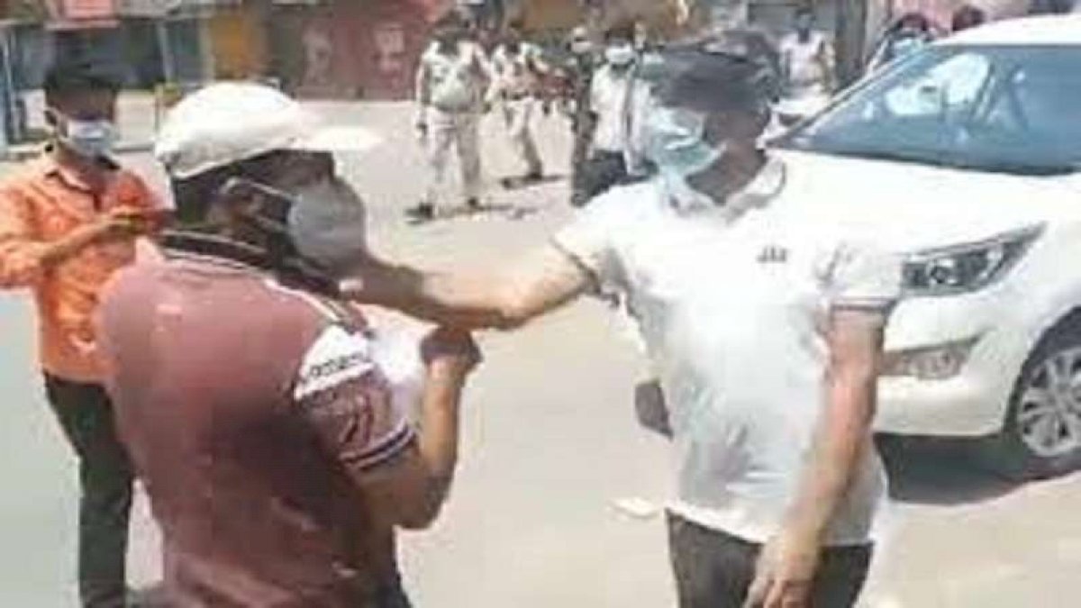 कलेक्टर साहब की अकड़, दवा लेने जा रहे युवक को जड़ा थप्पड़, तोड़ा मोबाइल, सीएम ने किया तबादला कलेक्टर साहब की अकड़, दवा लेने जा रहे युवक को जड़ा थप्पड़, तोड़ा मोबाइल, सीएम ने किया तबादला