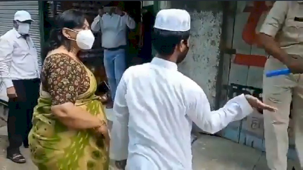 जूते की दुकान खोलने वाले बच्चे पर फूटा शाजापुर अपर कलेक्टर का गुस्सा, दुकान खोलने पर जड़ दिया थप्पड़ जूते की दुकान खोलने वाले बच्चे पर फूटा शाजापुर अपर कलेक्टर का गुस्सा, दुकान खोलने पर जड़ दिया थप्पड़