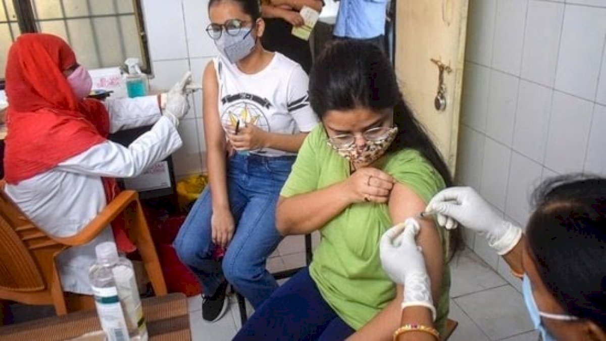 अब 18-44 साल के लोगों को बिना स्लॉट बुक किए भी मिलेगी वैक्सीन, स्वास्थ्य मंत्रालय ने बदले नियम अब 18-44 साल के लोगों को बिना स्लॉट बुक किए भी मिलेगी वैक्सीन, स्वास्थ्य मंत्रालय ने बदले नियम