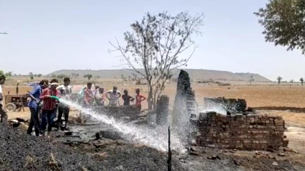शिवपुरी में किसान की सालभर की मेहनत हुई राख, घर में गैस सिलेंडर फटने से जला 35 बोरी अनाज, बाल-बाल बचा परिवार शिवपुरी में किसान की सालभर की मेहनत हुई राख, घर में गैस सिलेंडर फटने से जला 35 बोरी अनाज, बाल-बाल बचा परिवार
