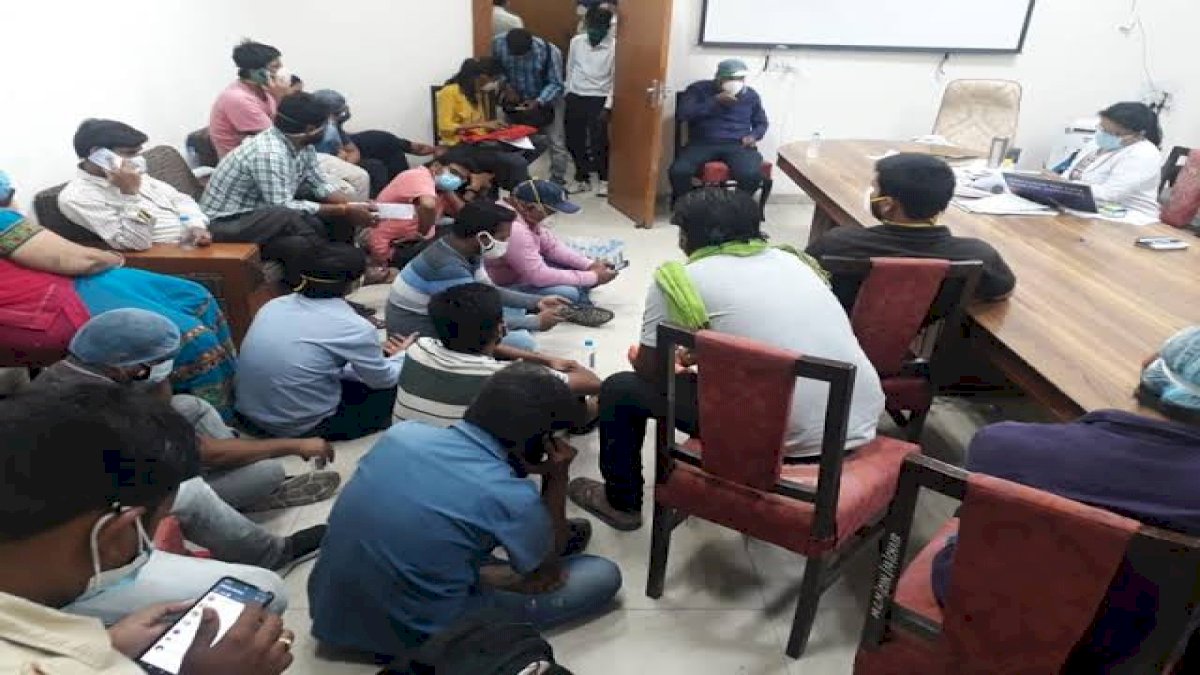 इंदौर में ब्लैक फ़ंगस की दवा पर मारी-मारी, मंत्री सिलावट और सांसद लालवानी की बैठक में इंजेक्शन के लिए पहुंचे परिजन इंदौर में ब्लैक फ़ंगस की दवा पर मारी-मारी, मंत्री सिलावट और सांसद लालवानी की बैठक में इंजेक्शन के लिए पहुंचे परिजन