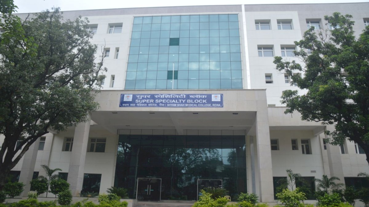 ऑपरेशन के डर से भागा ब्लैक फंगस का मरीज, सवालों के घेरे में रीवा सुपर स्पेशलिटी अस्पताल प्रबंधन ऑपरेशन के डर से भागा ब्लैक फंगस का मरीज, सवालों के घेरे में रीवा सुपर स्पेशलिटी अस्पताल प्रबंधन