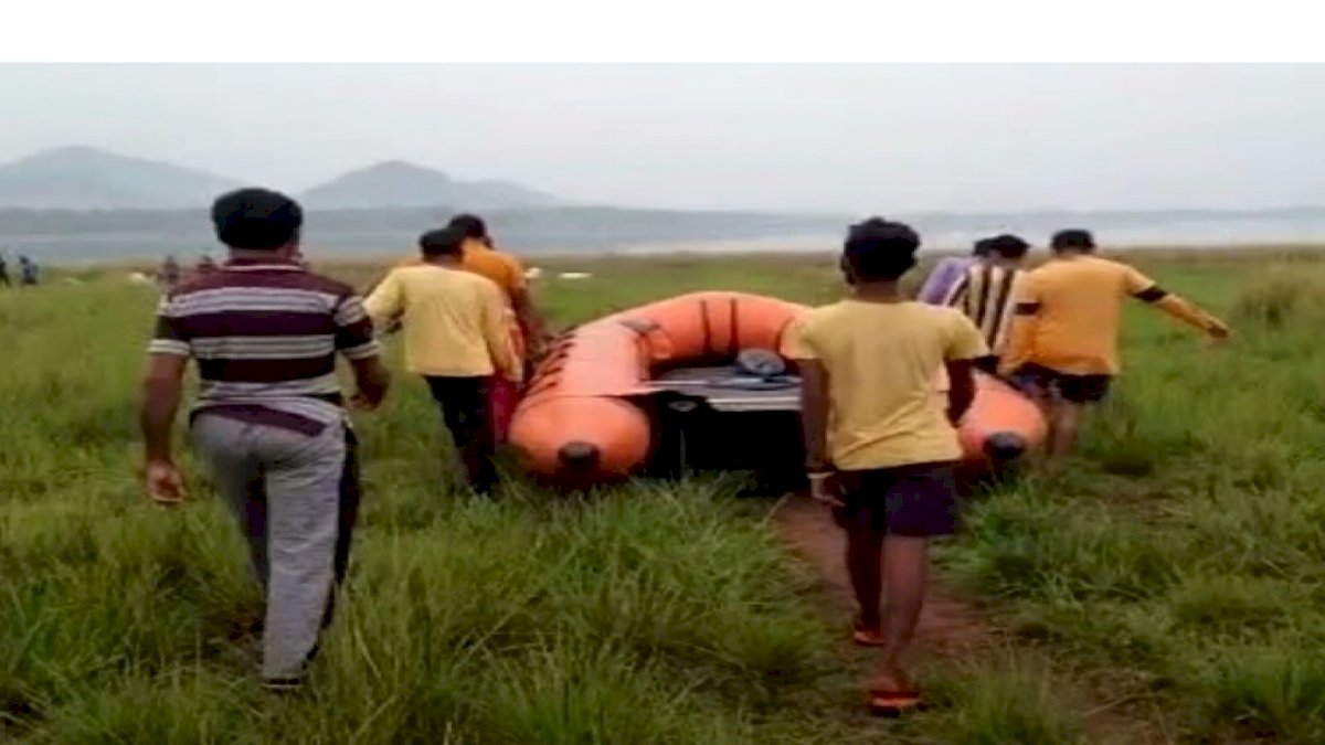 ओडिशा: मलकानगिरी में बड़ा हादसा, नदी में नाव पलटने से 8 मजदूर लापता ओडिशा: मलकानगिरी में बड़ा हादसा, नदी में नाव पलटने से 8 मजदूर लापता
